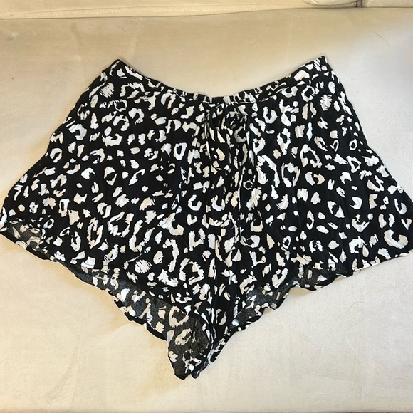 Lulu’s Cheetah print shorts (L) - Picture 4 of 13